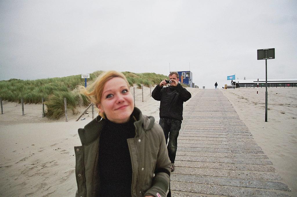 2006-10-30-06.51.44 Silke und STeffen am Strand